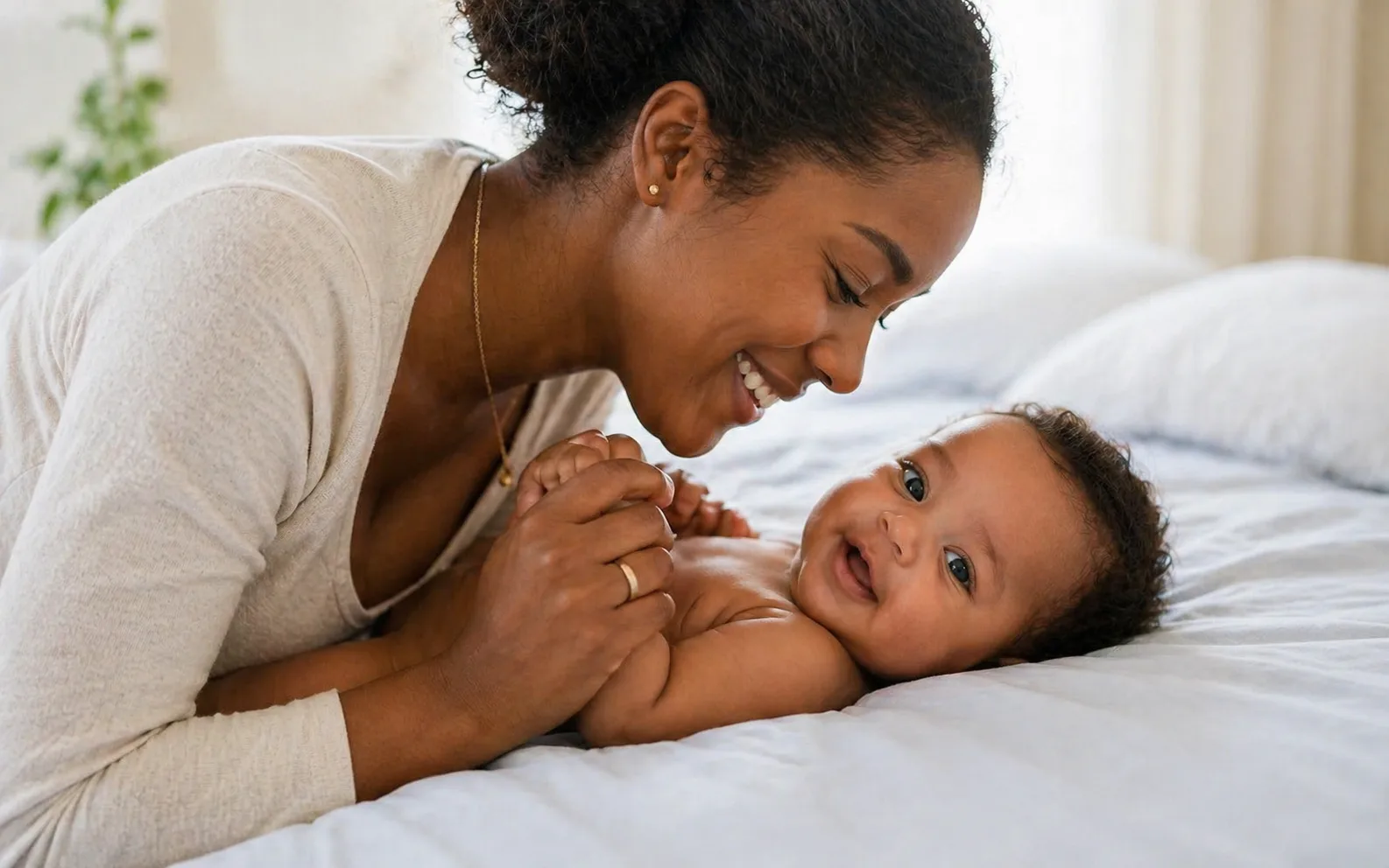 Documentos organizados para pedido de salário-maternidade no INSS